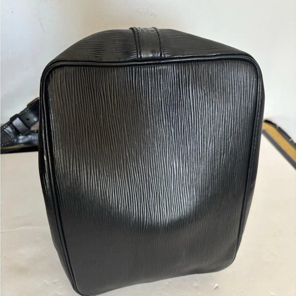 Authentic Louis Vuitton Black epi leather Noe bucket bag